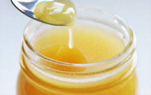 Read more about the article Cum recunoașteți mierea naturală de albine?